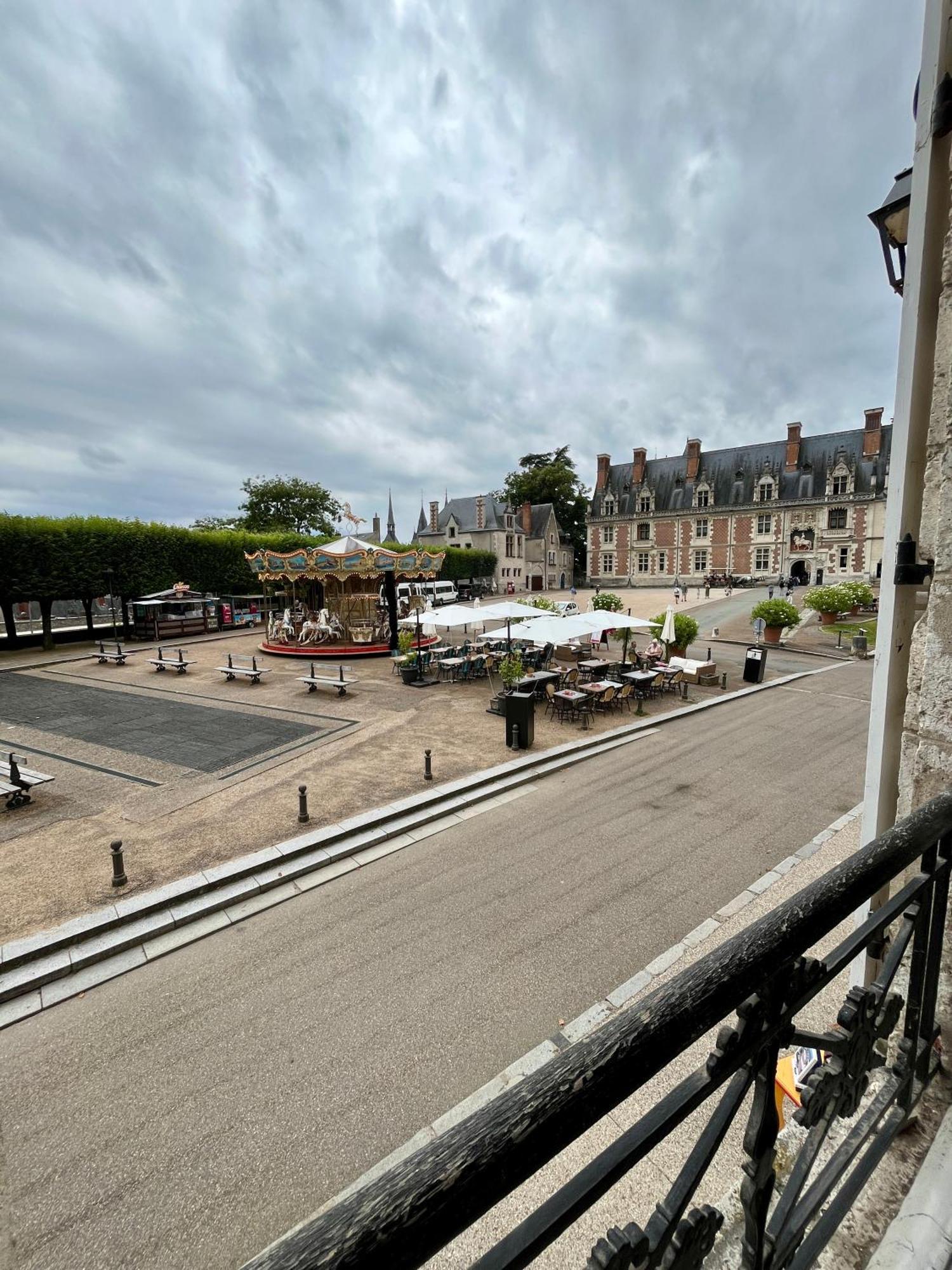 La Place Du Chateau - Vue Exceptionnelle Sur Le Chateau De بلْوا المظهر الخارجي الصورة